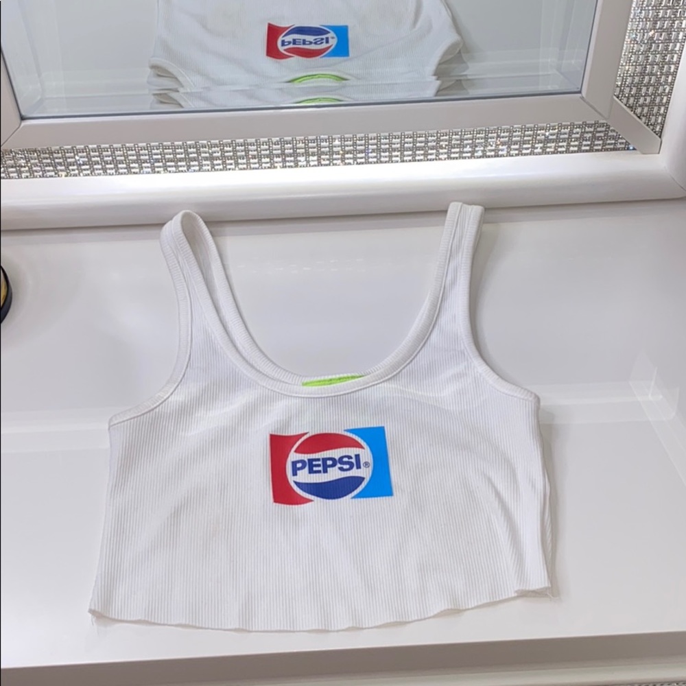 White tee crop top 🤠